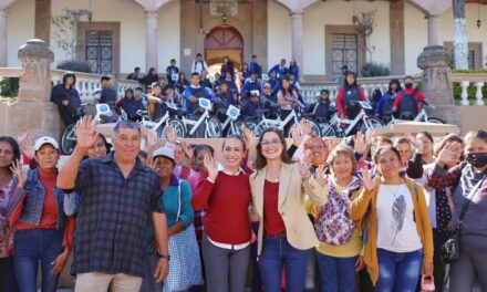 Entrega de bicicletas y mochilas beneficia a niños de comunidades rurales en Tepeji del Río