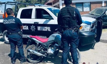 Policías municipales de Tepeji recuperan motocicleta con reporte de robo