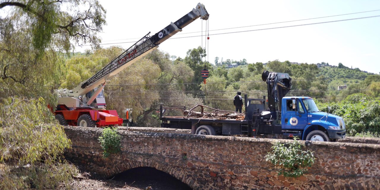 Inician labores de limpieza en el puente de piedra de Tianguistengo ‘La Romera’