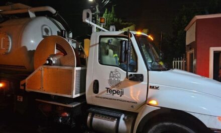 Personal de la Comisión de Agua de Tepeji, acudió con equipo vactor a las zonas afectadas por las fuertes lluvias.