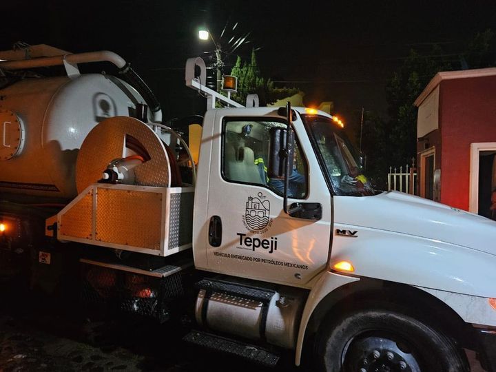 Personal de la Comisión de Agua de Tepeji, acudió con equipo vactor a las zonas afectadas por las fuertes lluvias.