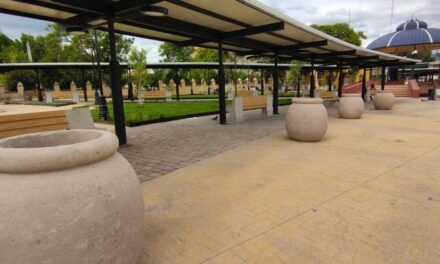 Alcaldesa de Atotonilco de Tula denuncia irregularidades en la remodelación de la plaza principal del municipio