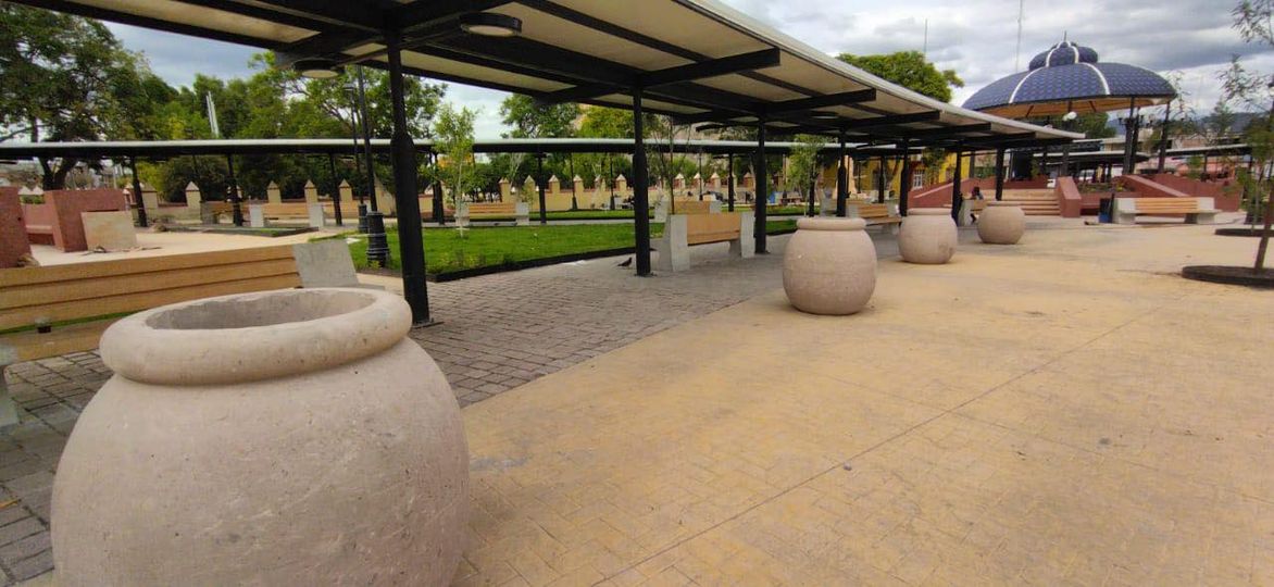 Alcaldesa de Atotonilco de Tula denuncia irregularidades en la remodelación de la plaza principal del municipio