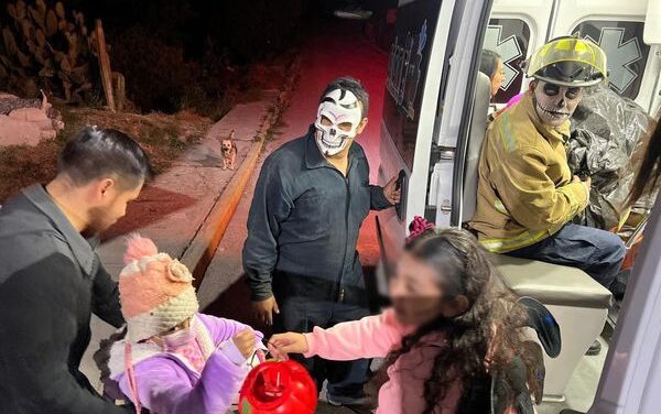 PC y Bomberos de Atotonilco de Tula, reparten dulces a niños de diversas localidades