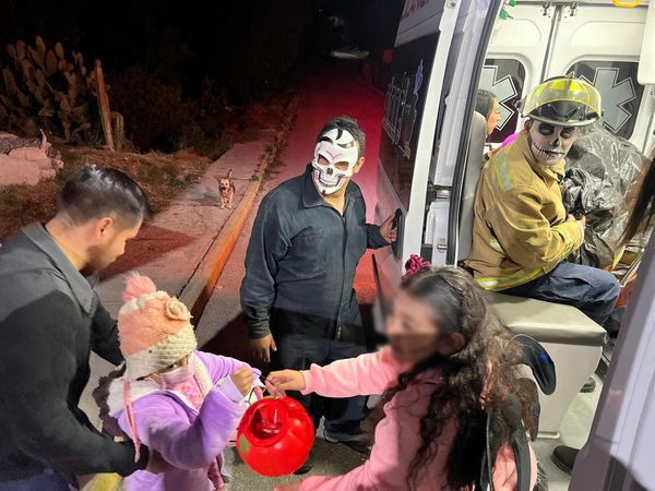 PC y Bomberos de Atotonilco de Tula, reparten dulces a niños de diversas localidades