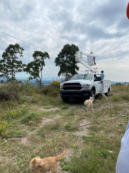 El gobierno de Tula de Allende continúa colocando lámparas y focos par mejorar la iluminación en diversas zonas del municipio