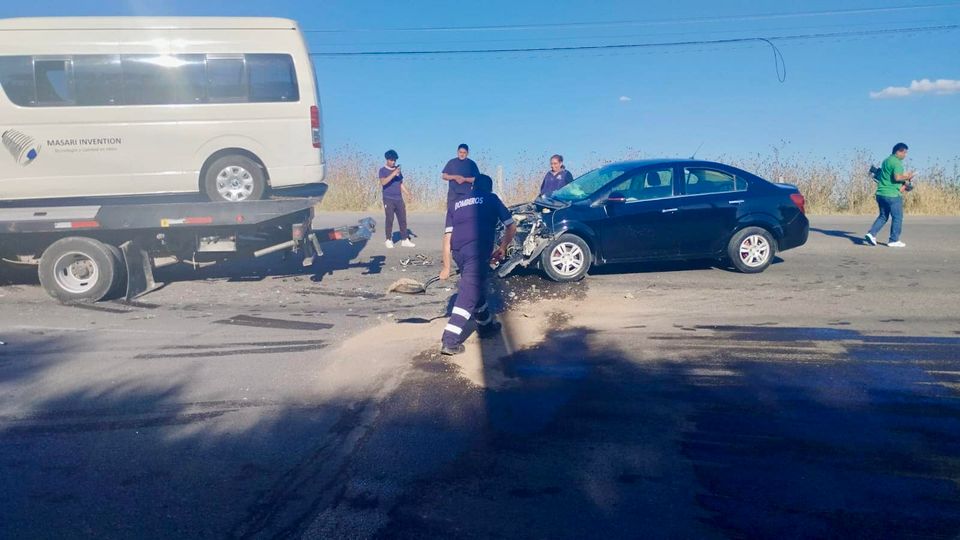 PC presta auxulio a mujer lesionada en accidente carretero