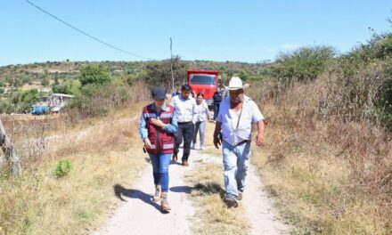 Tania Valdez entrega arena y grava en San Buenaventura