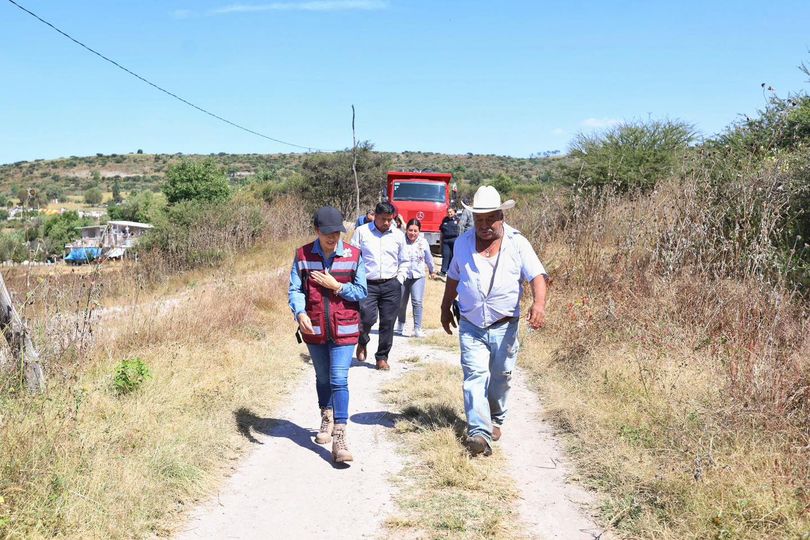 Tania Valdez entrega arena y grava en San Buenaventura