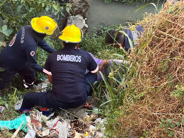 Bomberos #TepejiDelRío rescataron a un hombre que cayó en una barranca