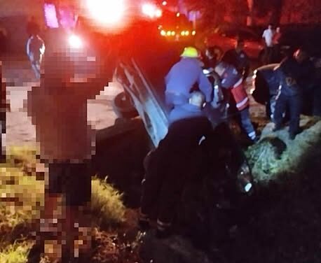 Bomberos de Tepeji atienden la salida de camino de un automóvil en la colonia San Juan