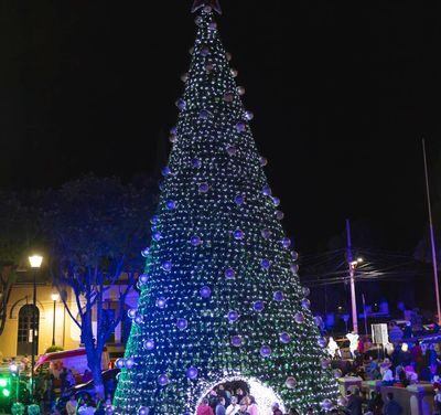 Cientos de familias disfrutan del Encendido del Árbol Navideño en Tepeji del Río