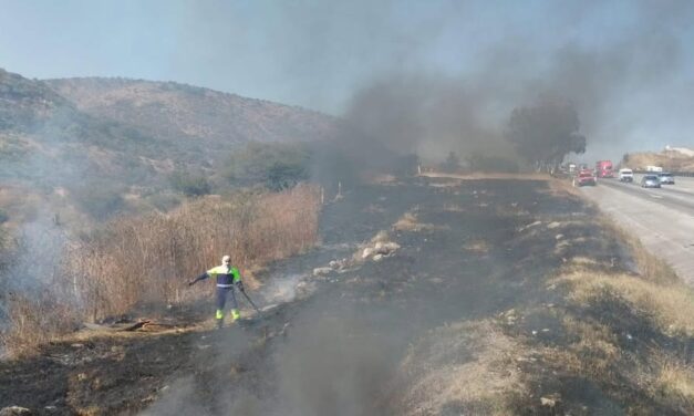 Bomberos de #TepejiDelRío atendieron un incendio registrado en la autopista México