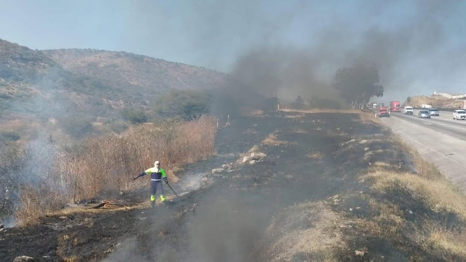 Bomberos de #TepejiDelRío atendieron un incendio registrado en la autopista México