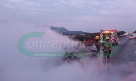 Elementos de Protección Civil y Bomberos de Tepeji del Río sofocan el incendio de un vehículo