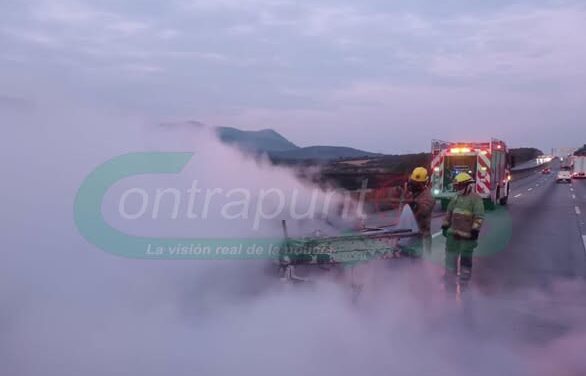 Elementos de Protección Civil y Bomberos de Tepeji del Río sofocan el incendio de un vehículo