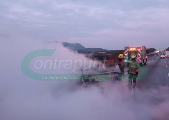 Elementos de Protección Civil y Bomberos de Tepeji del Río sofocan el incendio de un vehículo