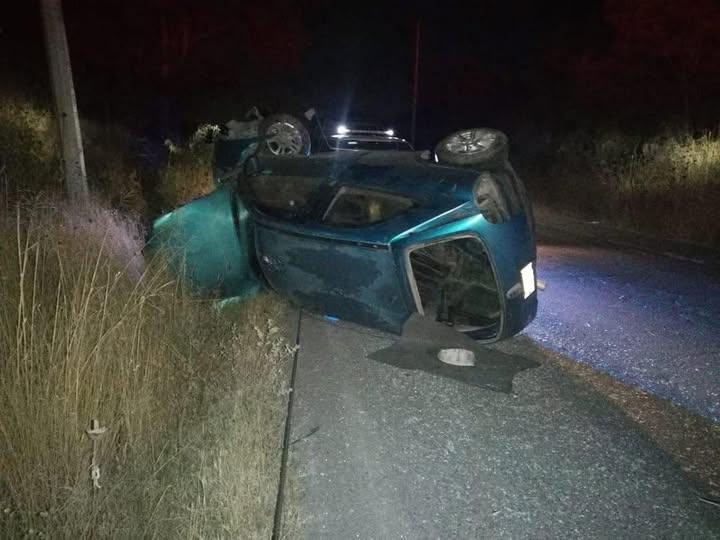 PC Tepeji atiende a una mujer lesionada en accidente carretero