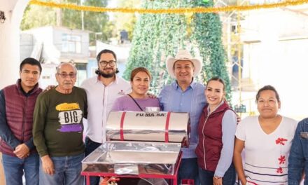 Entregan molinos eléctricos, estufas ecológicas y aves de doble propósito en la comunidad de San Ildefonso.