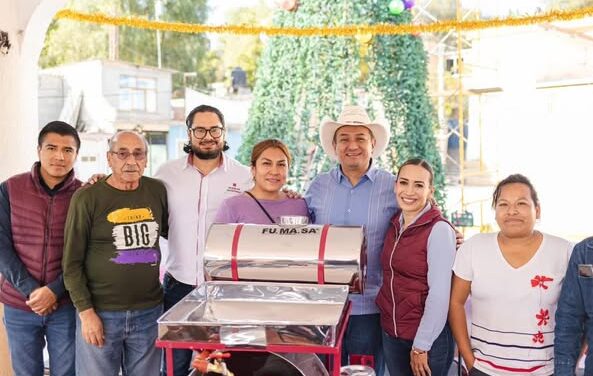 Entregan molinos eléctricos, estufas ecológicas y aves de doble propósito en la comunidad de San Ildefonso.