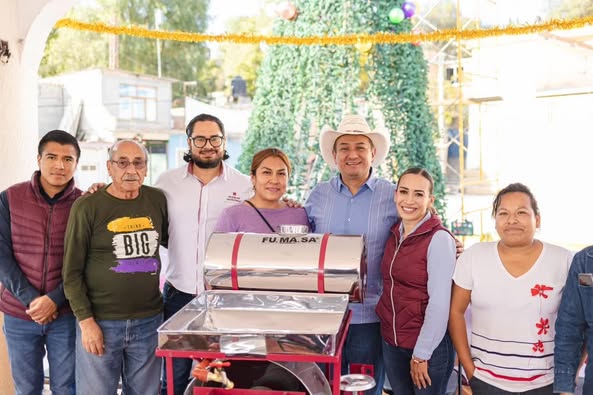 Entregan molinos eléctricos, estufas ecológicas y aves de doble propósito en la comunidad de San Ildefonso.