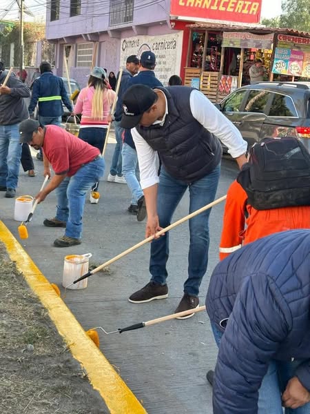 Alcalde de Tula de Allende encabeza jornada de pinta de guarniciones, pasos peatonales y banquetas en el Boulevard Tula-Iturbe