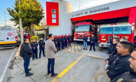 Alcalde entrega chamarras y chalecos a bomberos de Tula de Allende