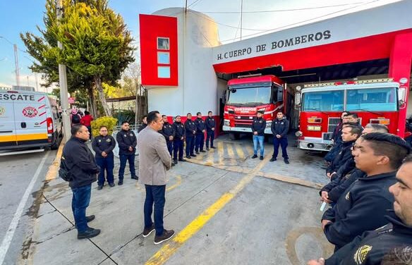 Alcalde entrega chamarras y chalecos a bomberos de Tula de Allende