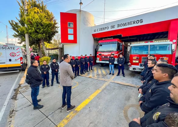 Alcalde entrega chamarras y chalecos a bomberos de Tula de Allende