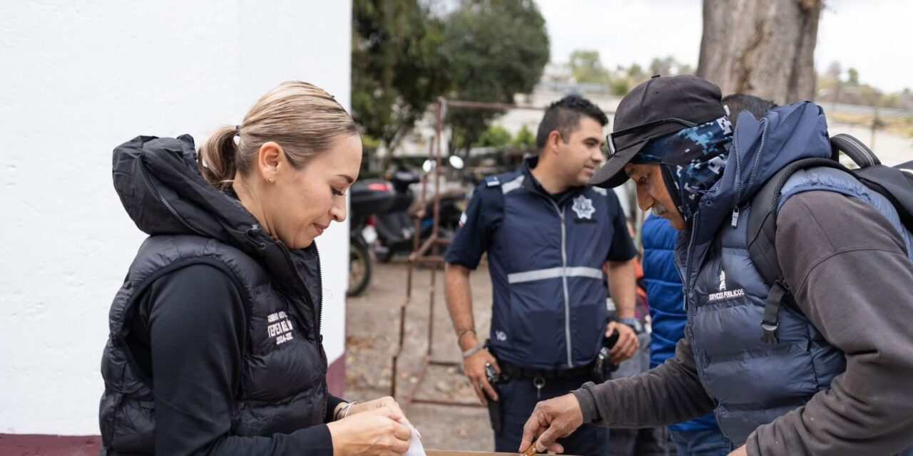 La presidenta municipal, Tania Valdez Cuellar, entrega chalecos a personal de Servicios Públicos y Parque Vehicular