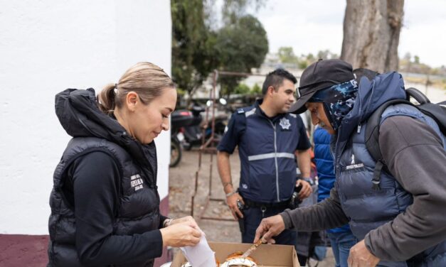 La presidenta municipal, Tania Valdez Cuellar, entrega chalecos a personal de Servicios Públicos y Parque Vehicular