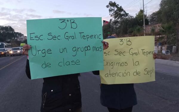 Bloquean carretera en exigencia de profesores en escuela secundaria de Tepeji