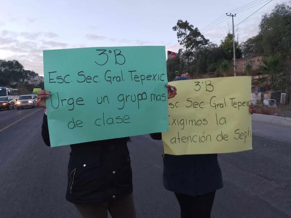 Bloquean carretera en exigencia de profesores en escuela secundaria de Tepeji