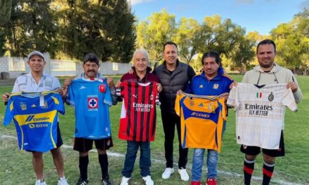 Entegan uniformes a equipos de fútbol en Tula de Allende