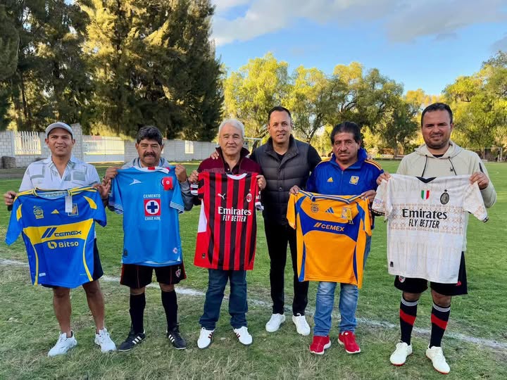 Entegan uniformes a equipos de fútbol en Tula de Allende