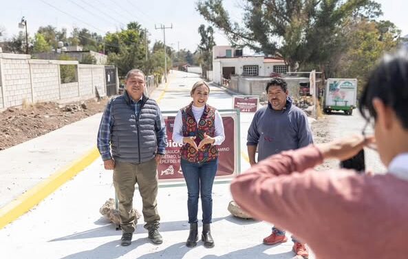 La alcaldesa de Tepeji supervisa trabajos de pavimentación en diversas localidades del municipio