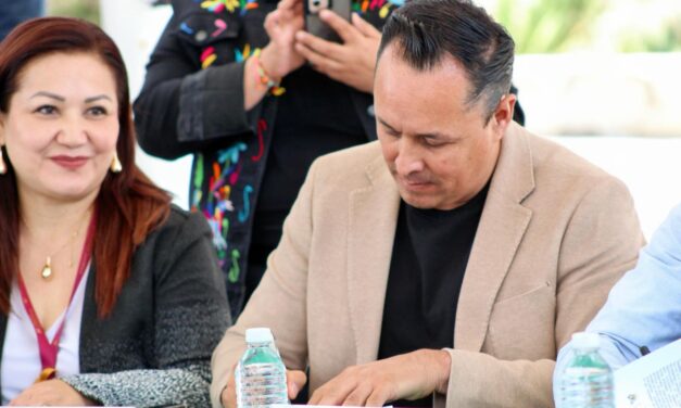 Cristhian Martínez firma la “Agenda Común”; un compromiso con el medio ambiente.