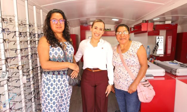 Entregan lentes a mujeres de Tepeji del Río para mejorar su salud visual