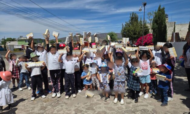Entregan «lechitas» a niñas y niños de Ojo de Agua