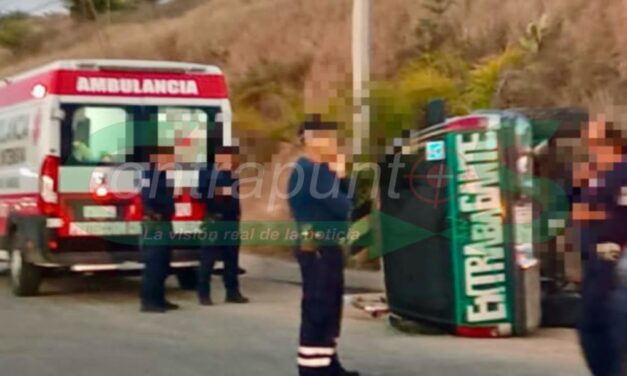 Personal de Protección Civil de Tepeji del Río atendieron el reporte de una camioneta volcada en la carretera Tepeji Cruz Azul, a la altura de Amanali con dirección a Tula.