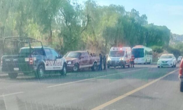 Cuerpos de emergencia de #TepejiDelRío atienden un accidente registrado en la antigua carretera México Querétaro, casi frente a la gasolinera La Unión, en el que un motociclista fue atropellado.