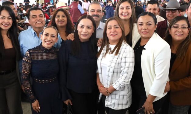Tania Valdez acompañó al gobernador Julio Menchaca en la presentación de los Servidores y Programas del Pueblo
