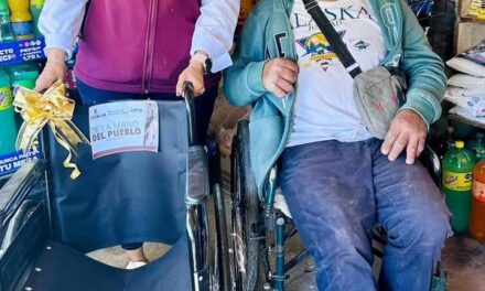 Entregan silla de ruedas a un ciudadano de Tepeji que la necesitaba para mejorar su movilidad y calidad de vida.