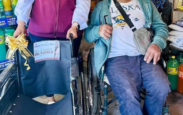 Entregan silla de ruedas a un ciudadano de Tepeji que la necesitaba para mejorar su movilidad y calidad de vida.
