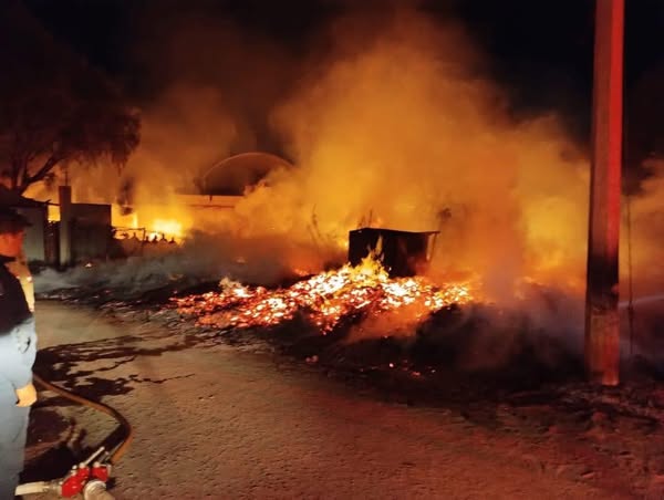CONTROLAN INCENDIO EN BODEGA DE LA COMUNIDAD DE VITO, ATOTONILCO DE TULA