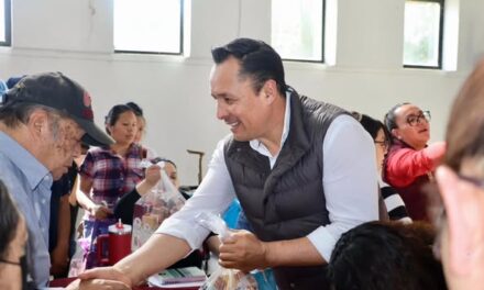 Cristhian Martínez entrega 772 paquetes gratuitos de leche para bienestar de las familias tulenses.