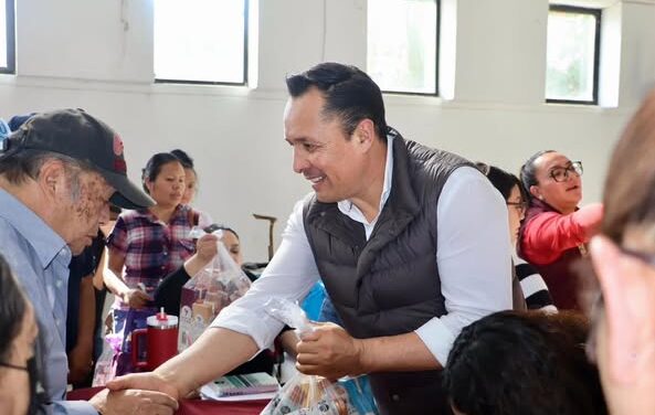 Cristhian Martínez entrega 772 paquetes gratuitos de leche para bienestar de las familias tulenses.