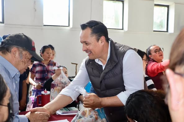 Cristhian Martínez entrega 772 paquetes gratuitos de leche para bienestar de las familias tulenses.