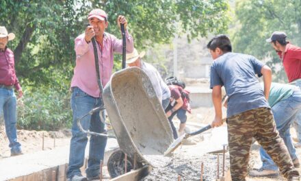 Habitantes de Las Colonias participan activamente en la construcción de huellas de rodamiento con apoyo del Gobierno Municipal