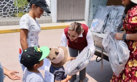 Entregan mochilas a niñas y niños de Santa María Quelites y Santa Ana Azcapotzaltongo